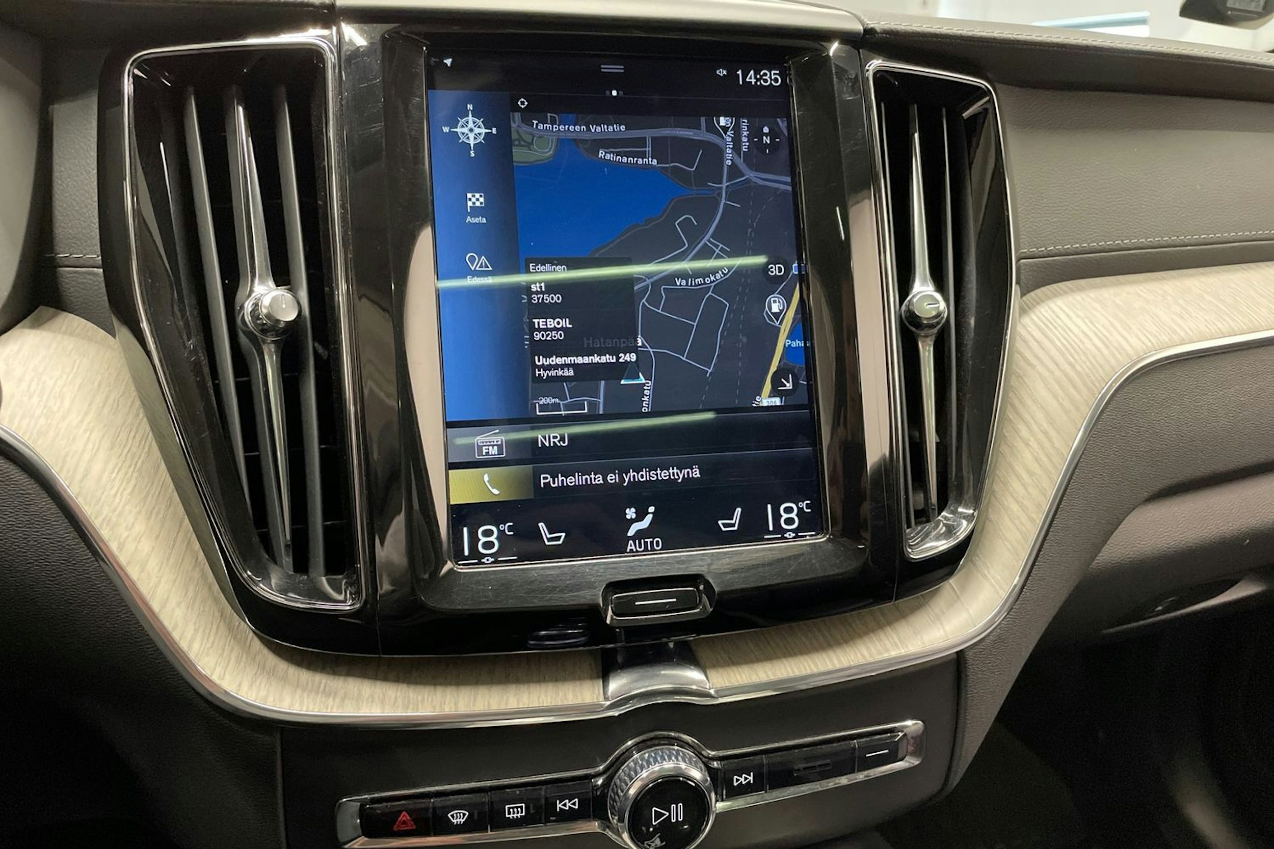musta Volvo XC60 2018 kuva 15.