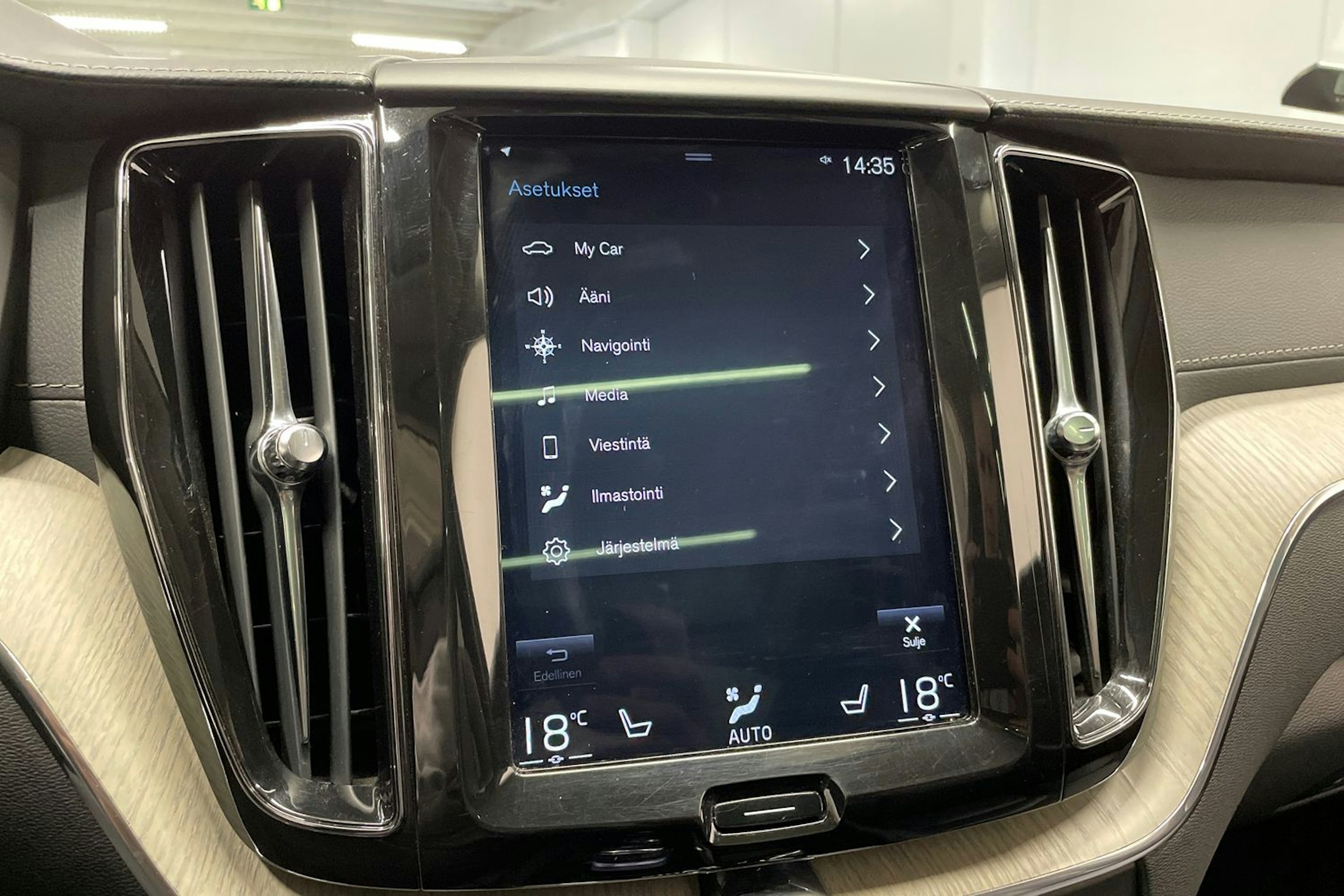 musta Volvo XC60 2018 kuva 16.