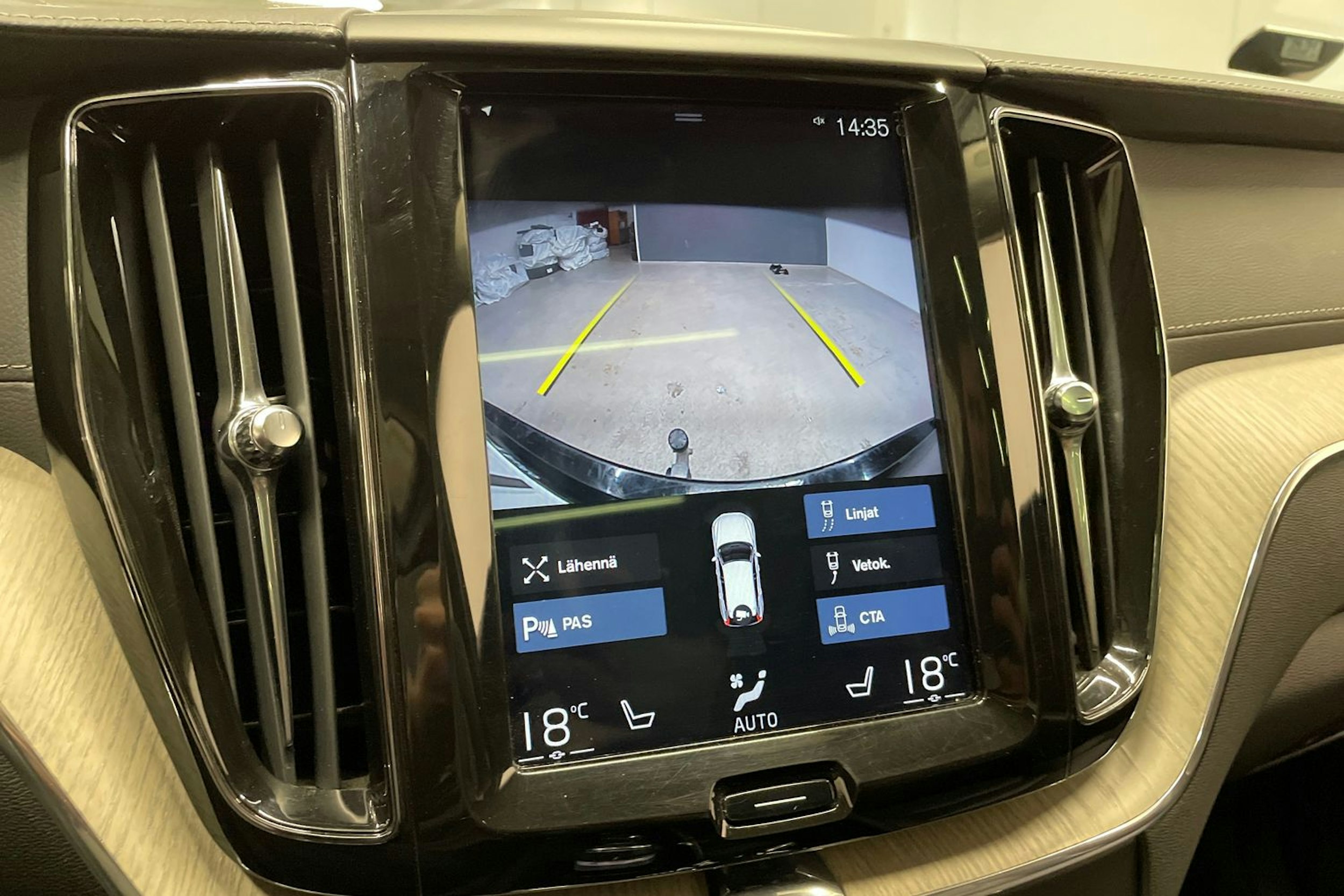 musta Volvo XC60 2018 kuva 17.