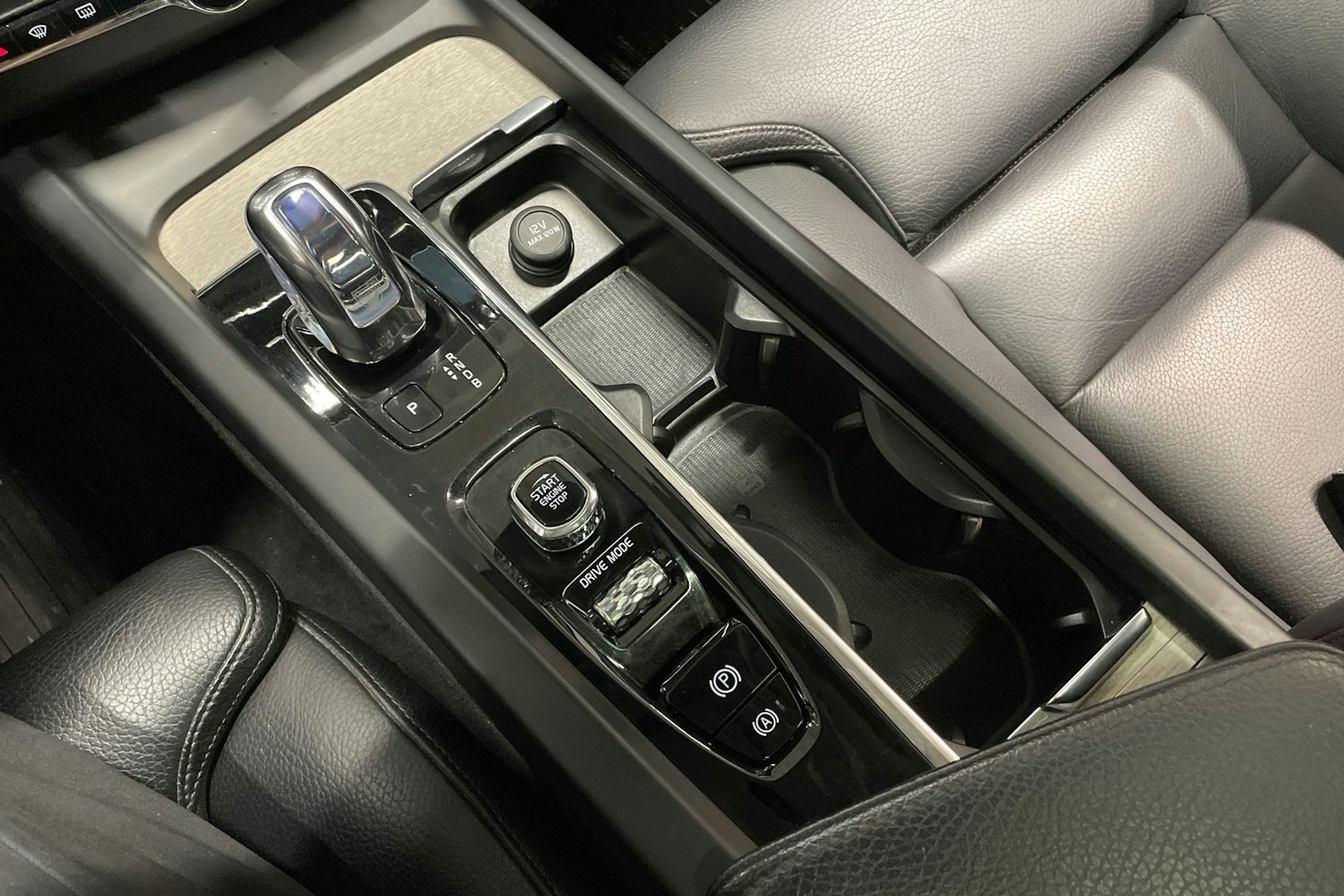 musta Volvo XC60 2018 kuva 18.