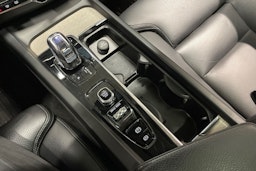 musta Volvo XC60 2018 kuva 18.