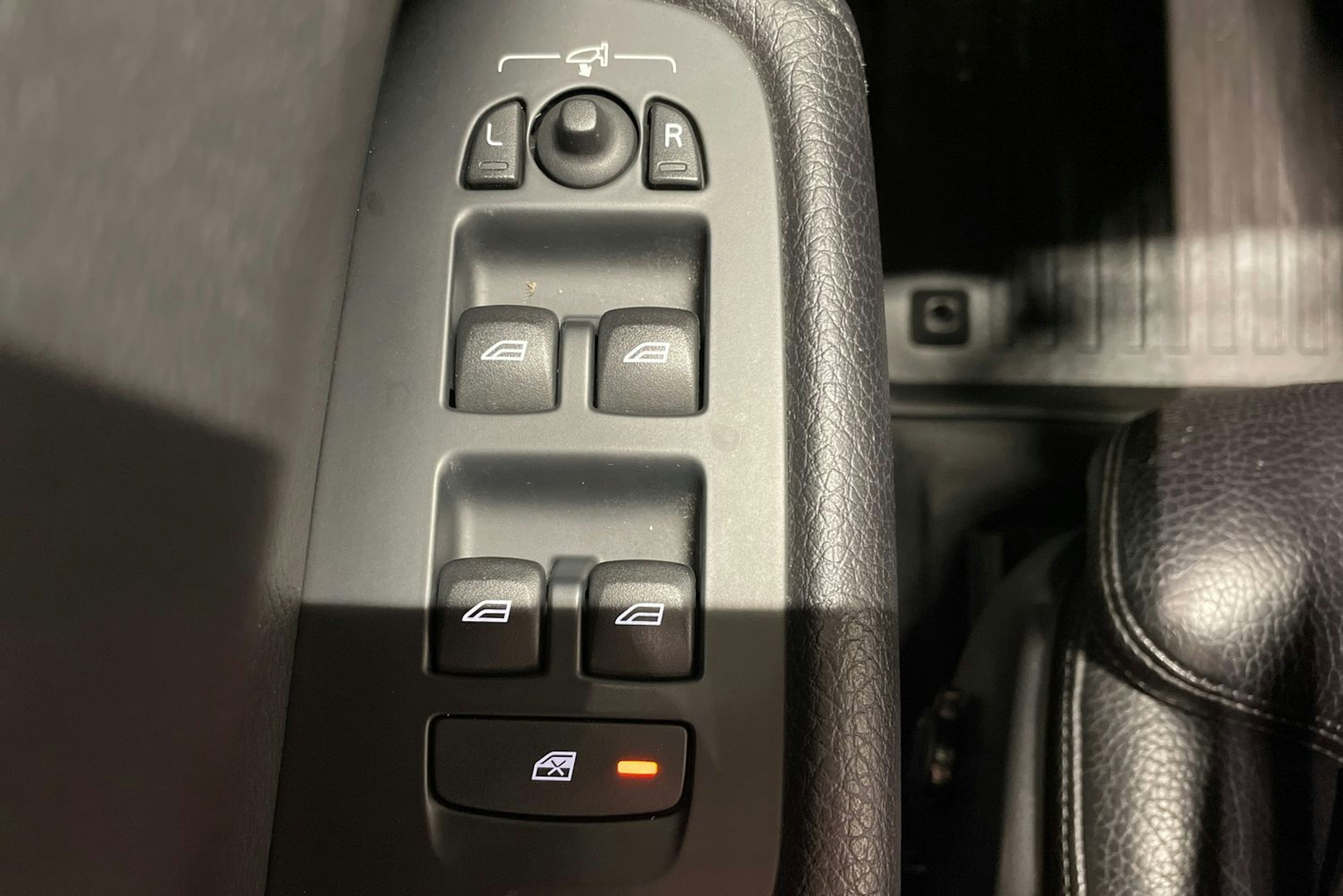 musta Volvo XC60 2018 kuva 20.