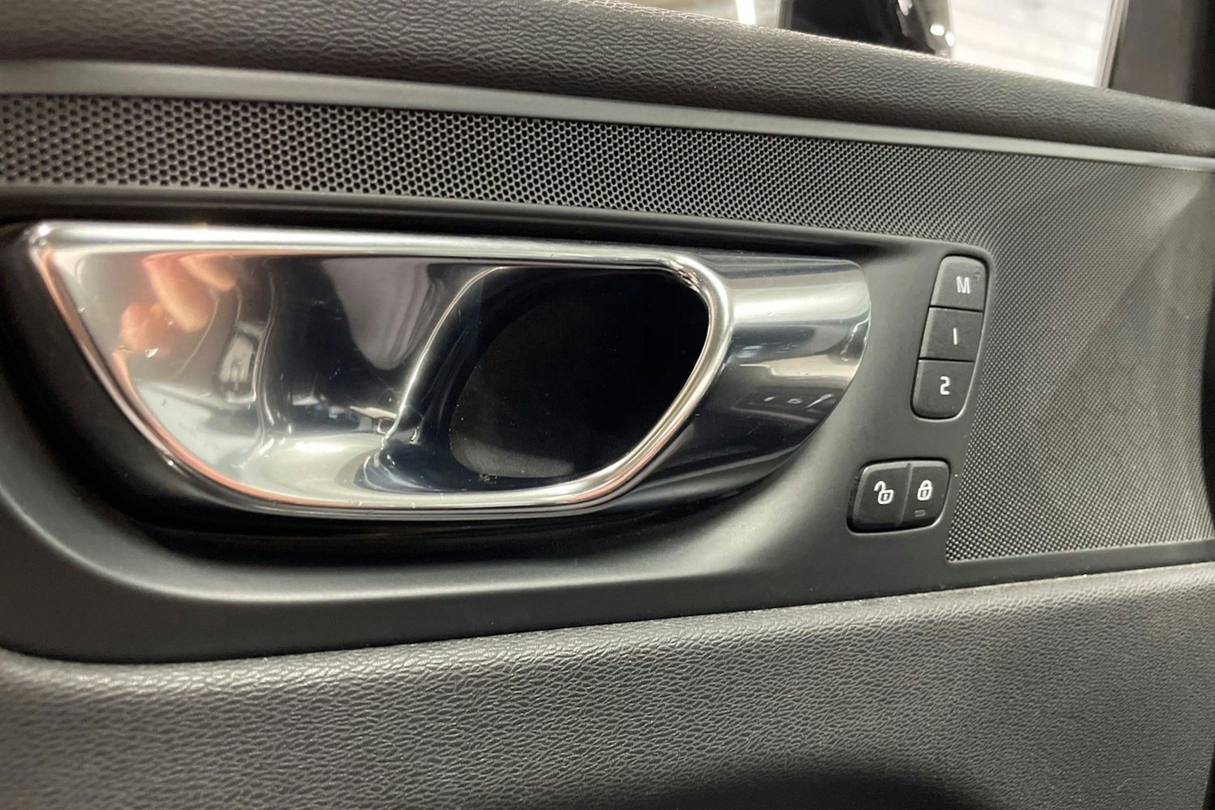 musta Volvo XC60 2018 kuva 21.