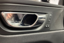 musta Volvo XC60 2018 kuva 21.