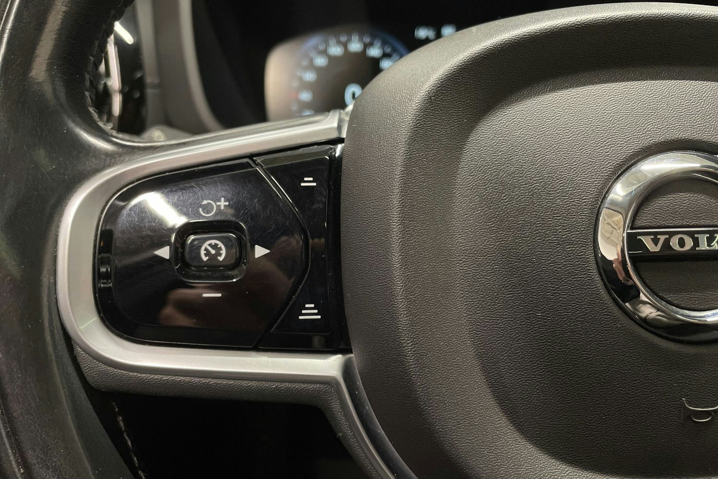 musta Volvo XC60 2018 kuva 22.