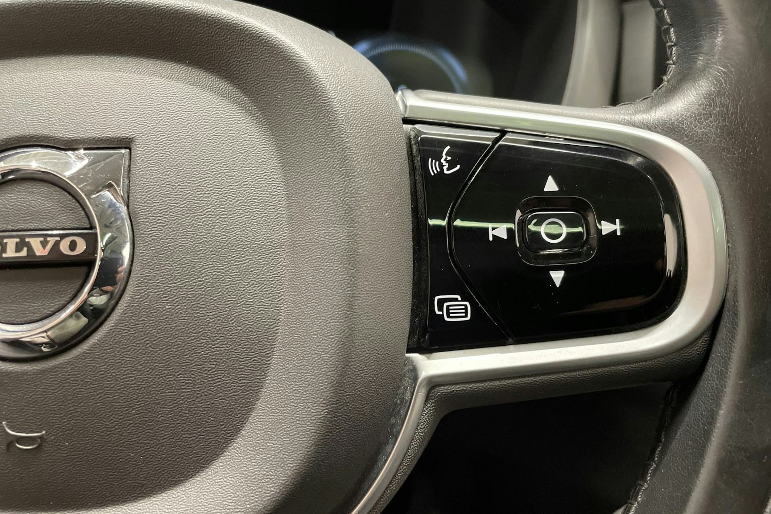 musta Volvo XC60 2018 kuva 23.
