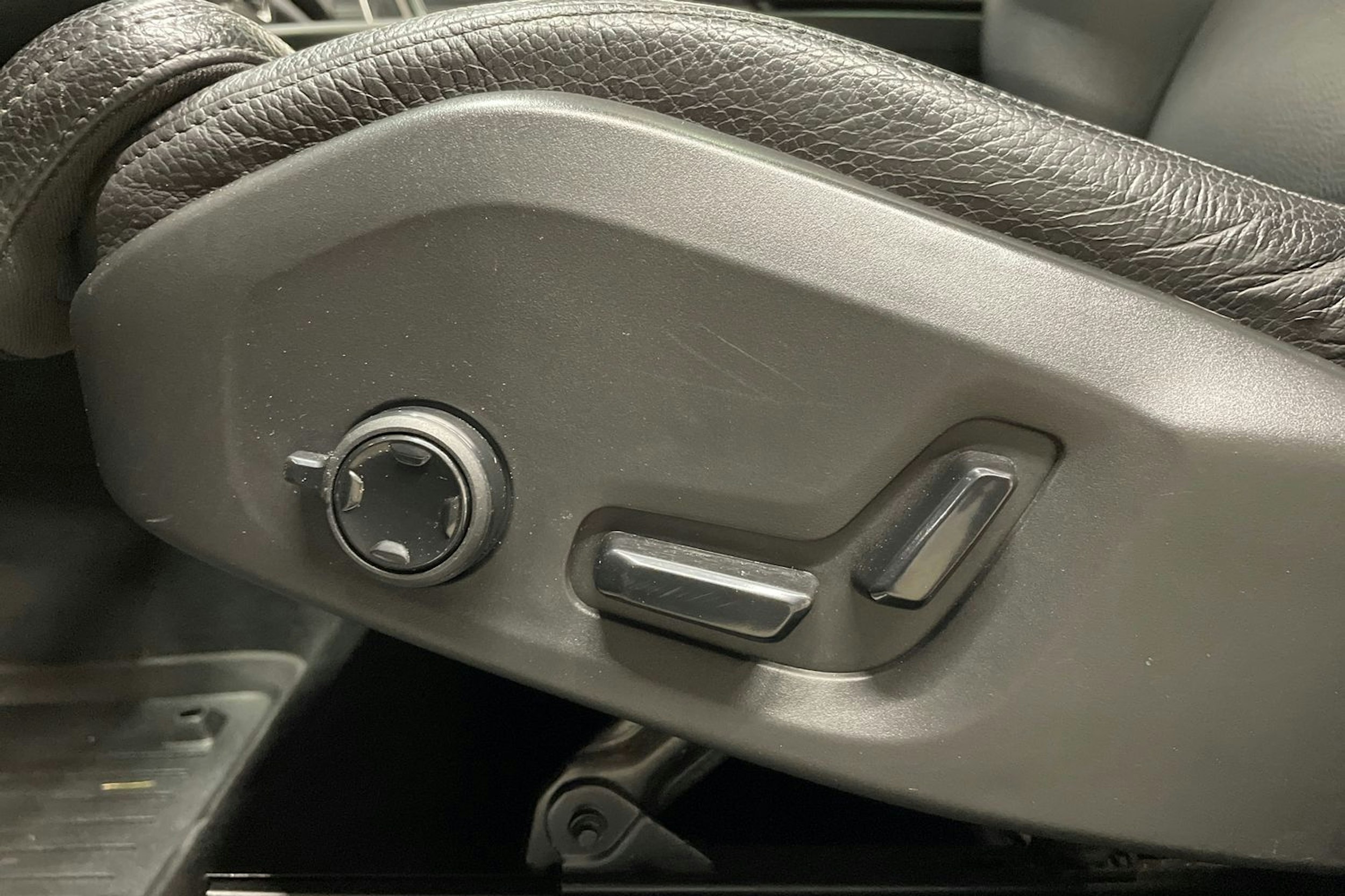 musta Volvo XC60 2018 kuva 24.