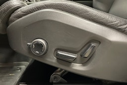 musta Volvo XC60 2018 kuva 24.