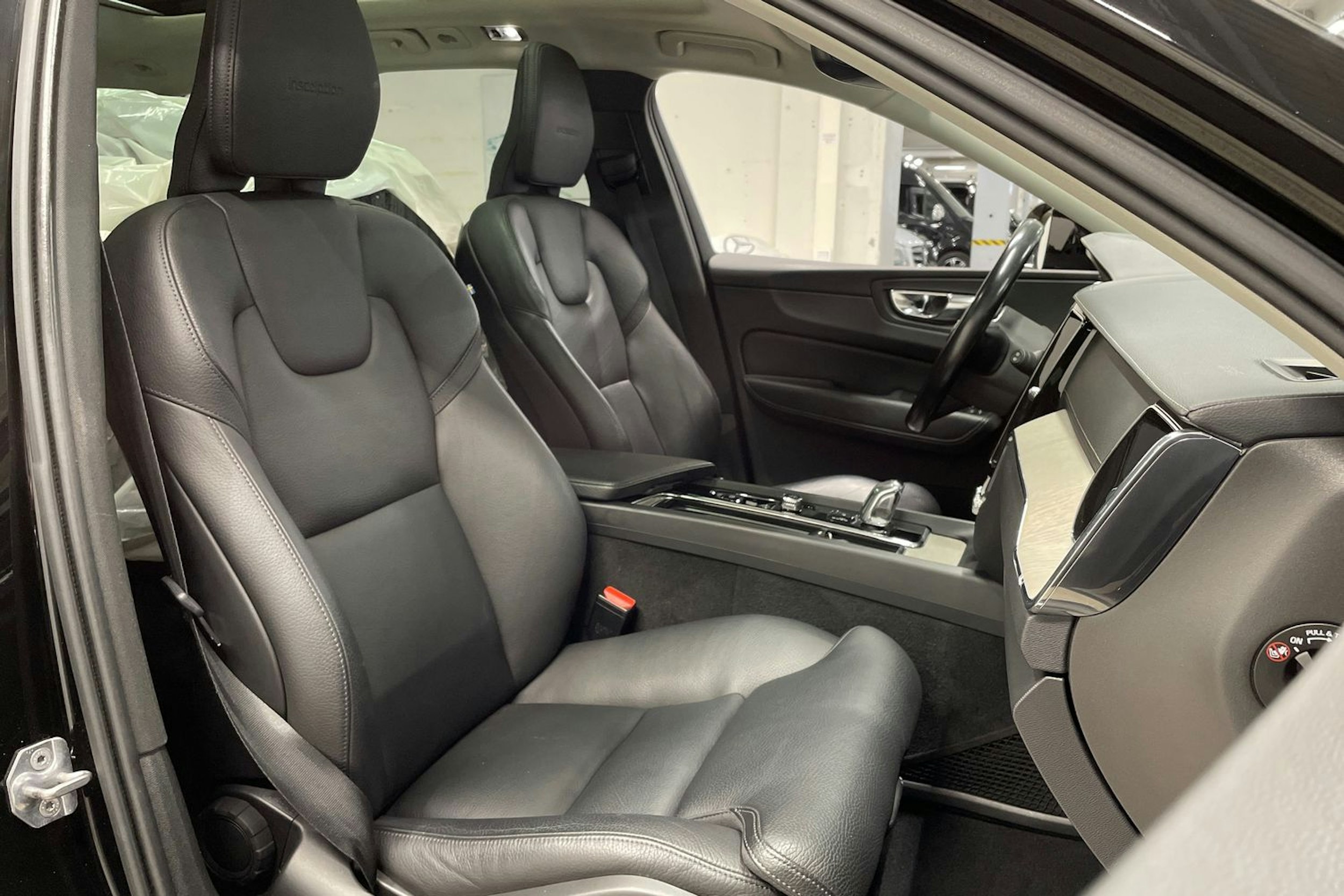 musta Volvo XC60 2018 kuva 25.