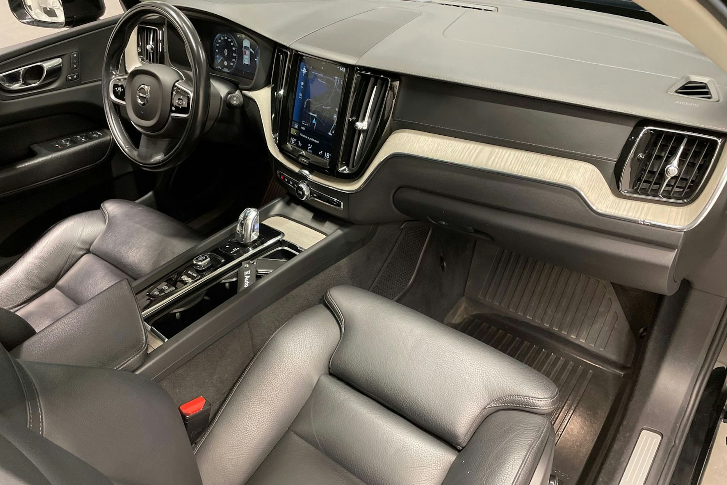 musta Volvo XC60 2018 kuva 26.