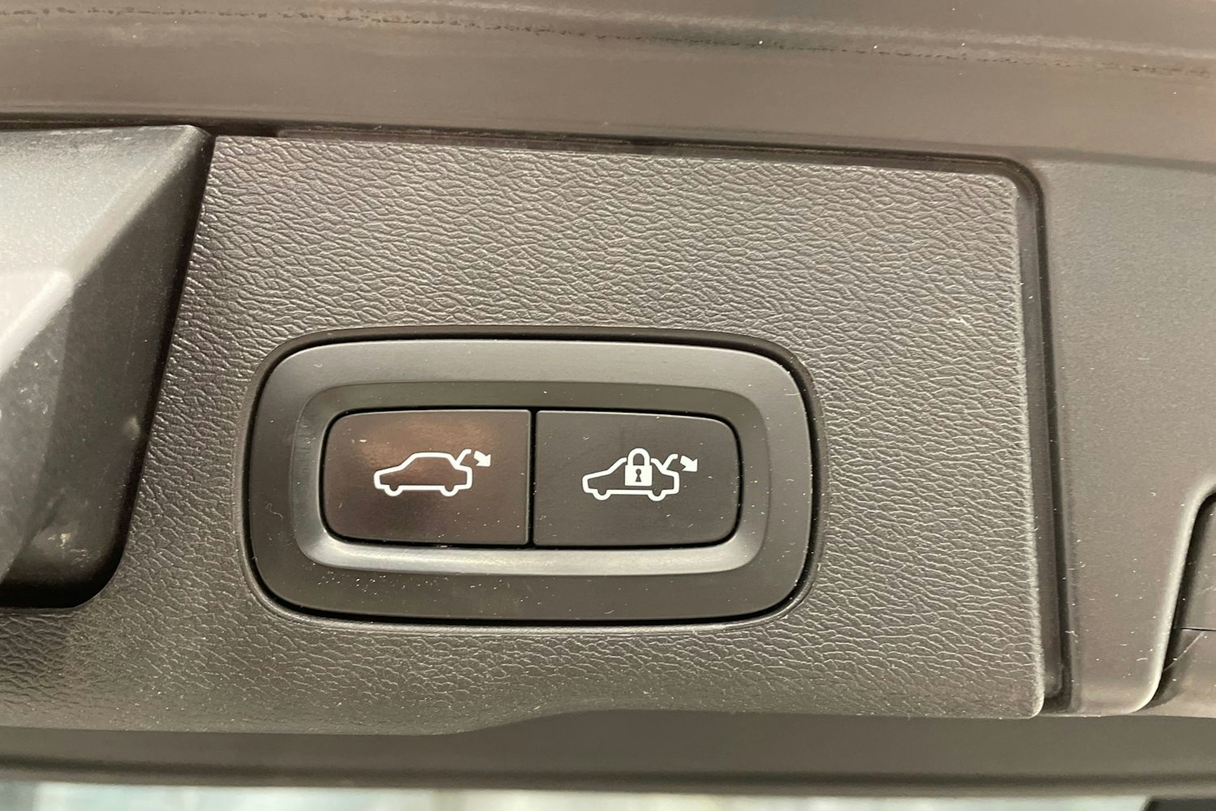 musta Volvo XC60 2018 kuva 29.