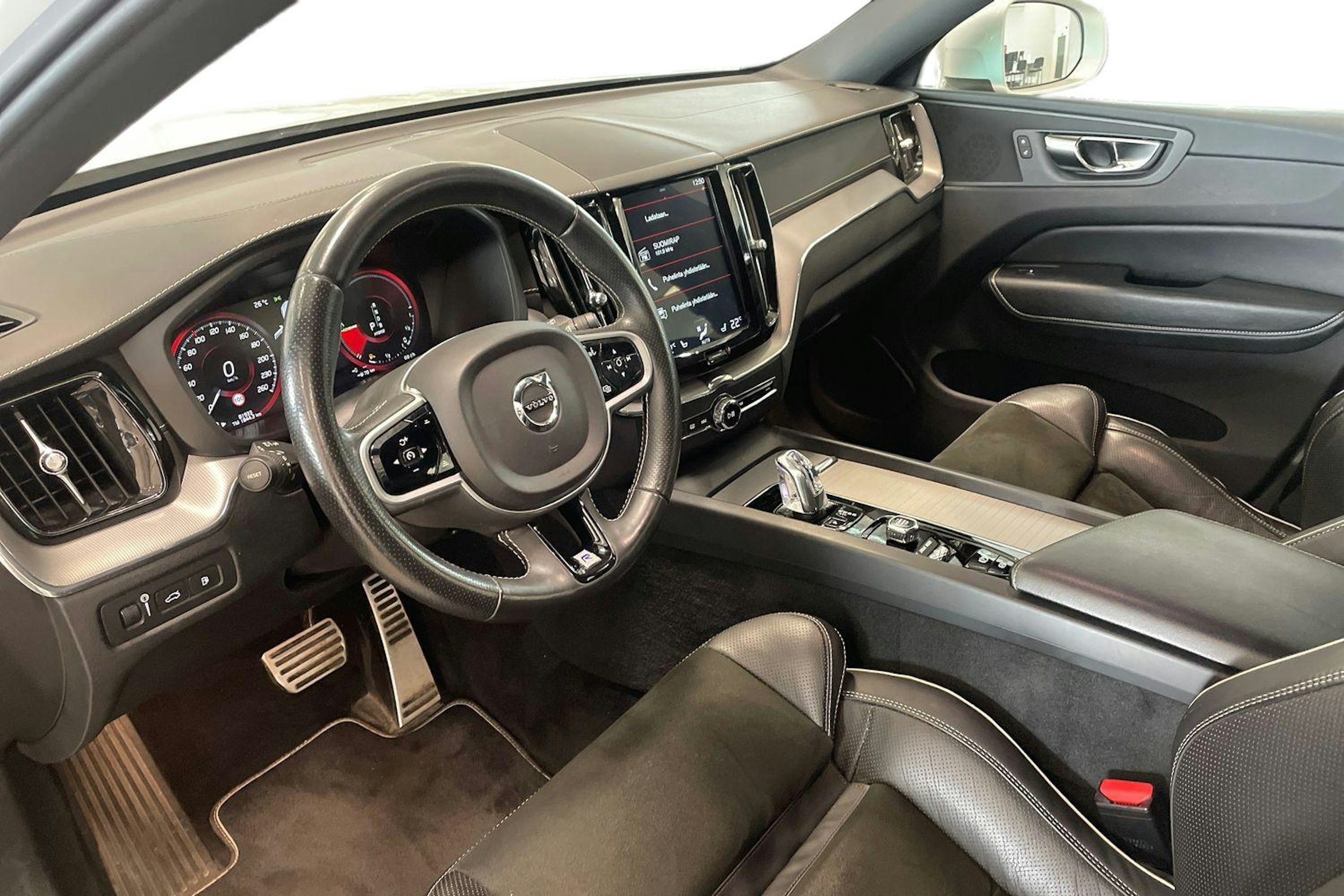 valkoinen Volvo XC60 2018 kuva 7.