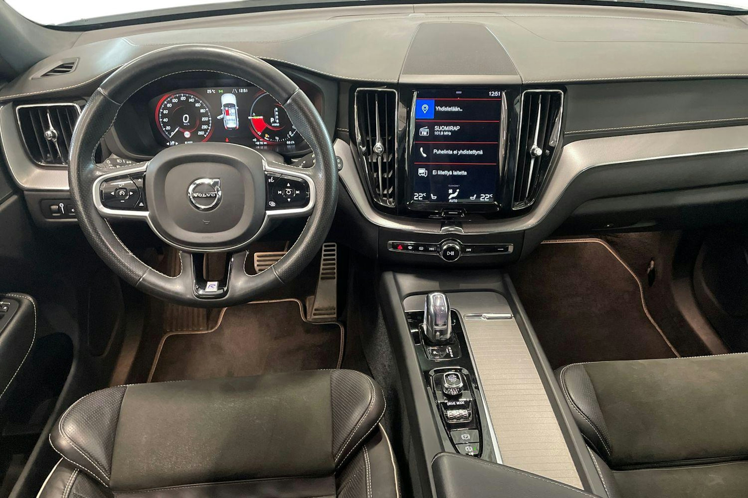 valkoinen Volvo XC60 2018 kuva 9.