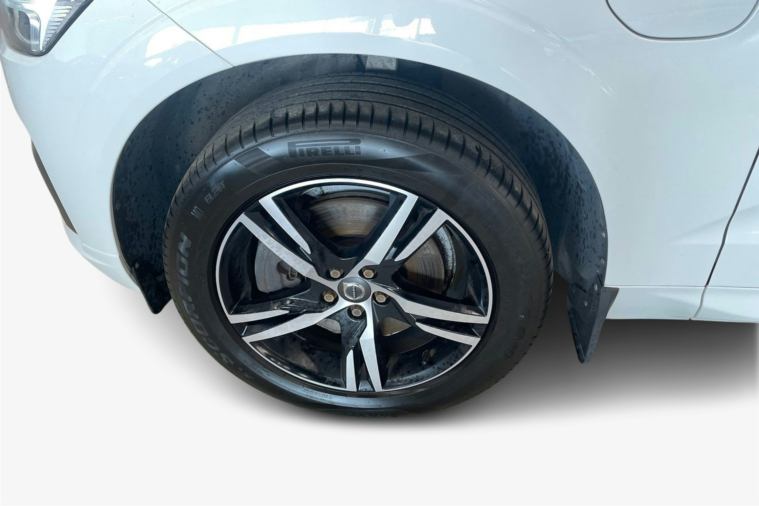valkoinen Volvo XC60 2018 kuva 11.