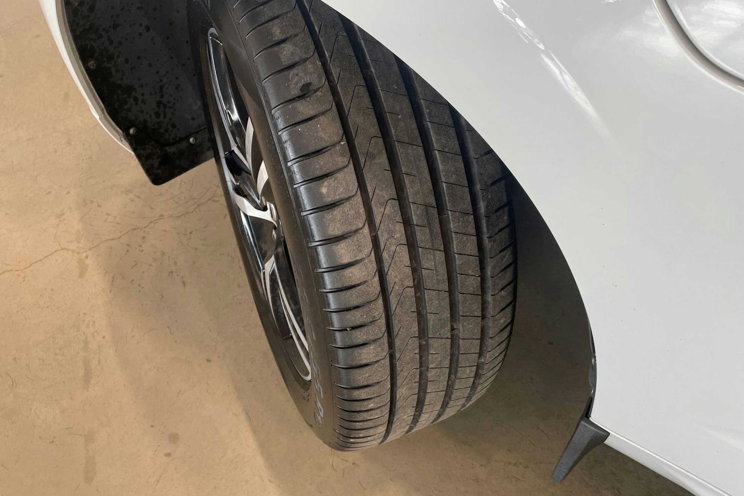 valkoinen Volvo XC60 2018 kuva 13.