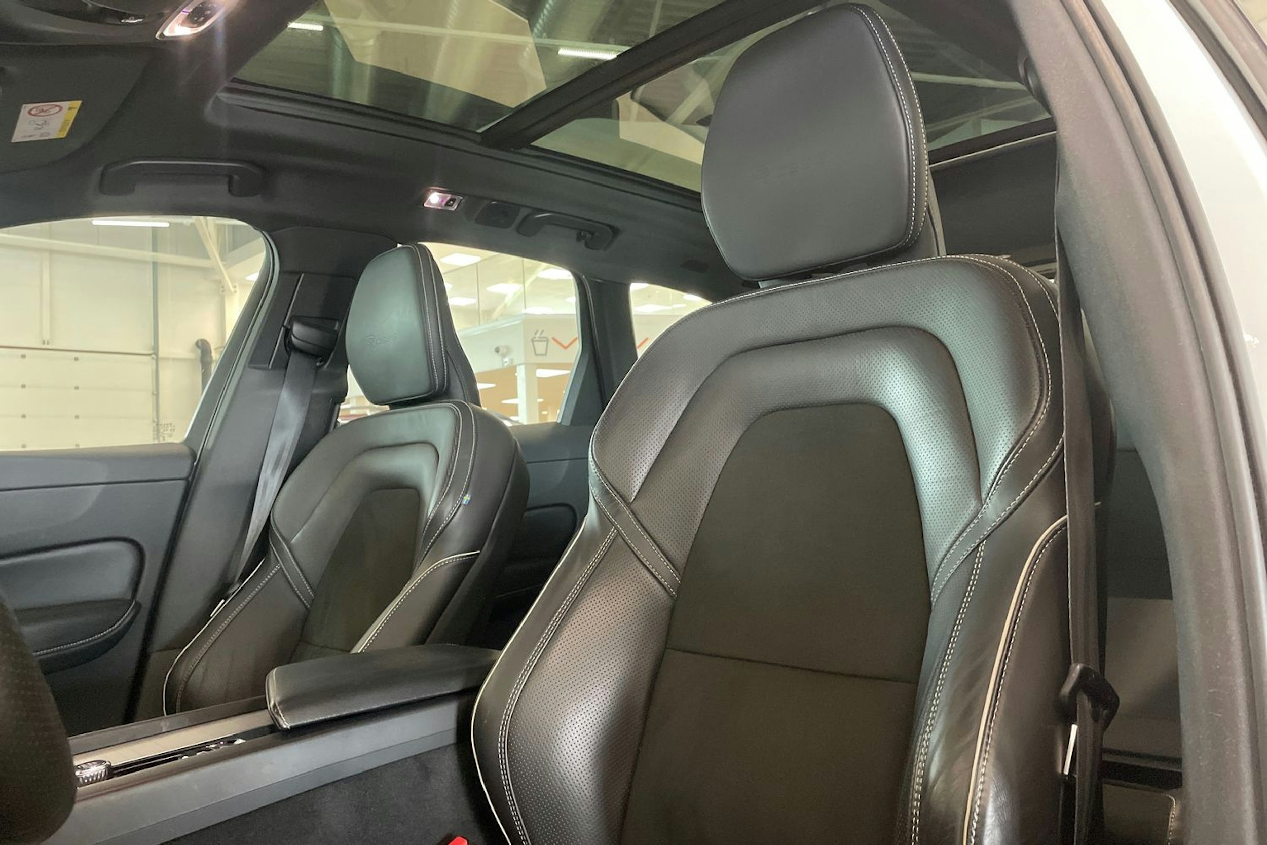 valkoinen Volvo XC60 2018 kuva 14.