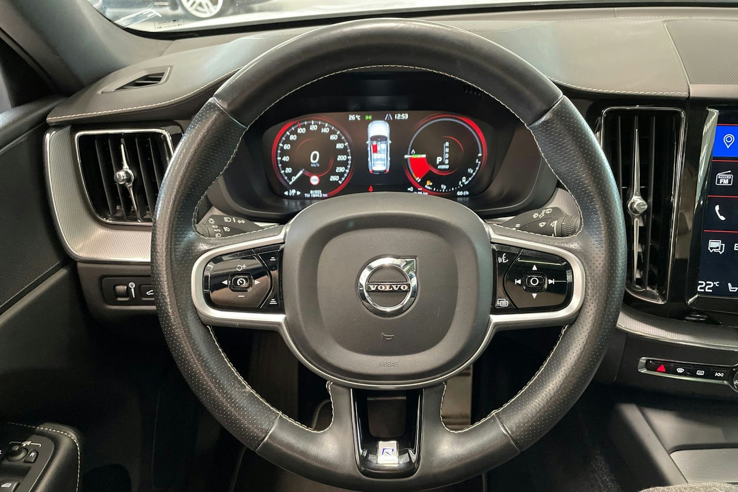 valkoinen Volvo XC60 2018 kuva 16.
