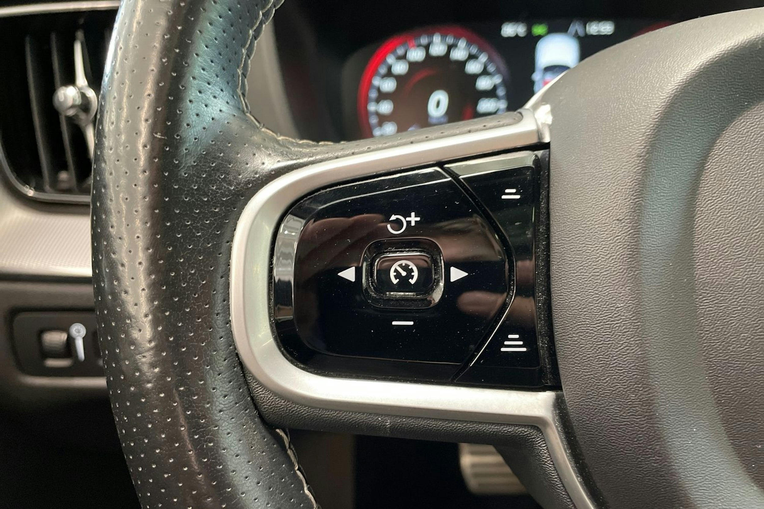 valkoinen Volvo XC60 2018 kuva 17.