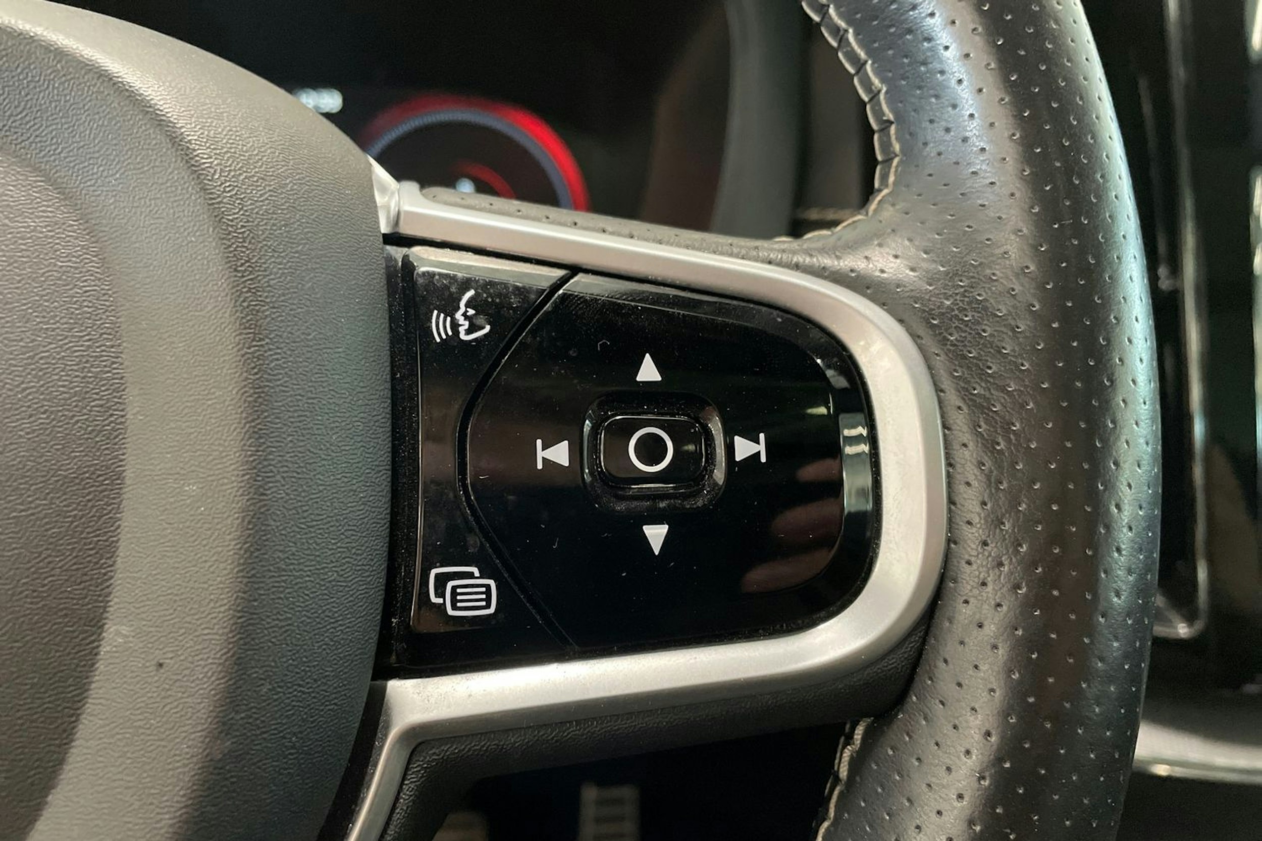 valkoinen Volvo XC60 2018 kuva 18.