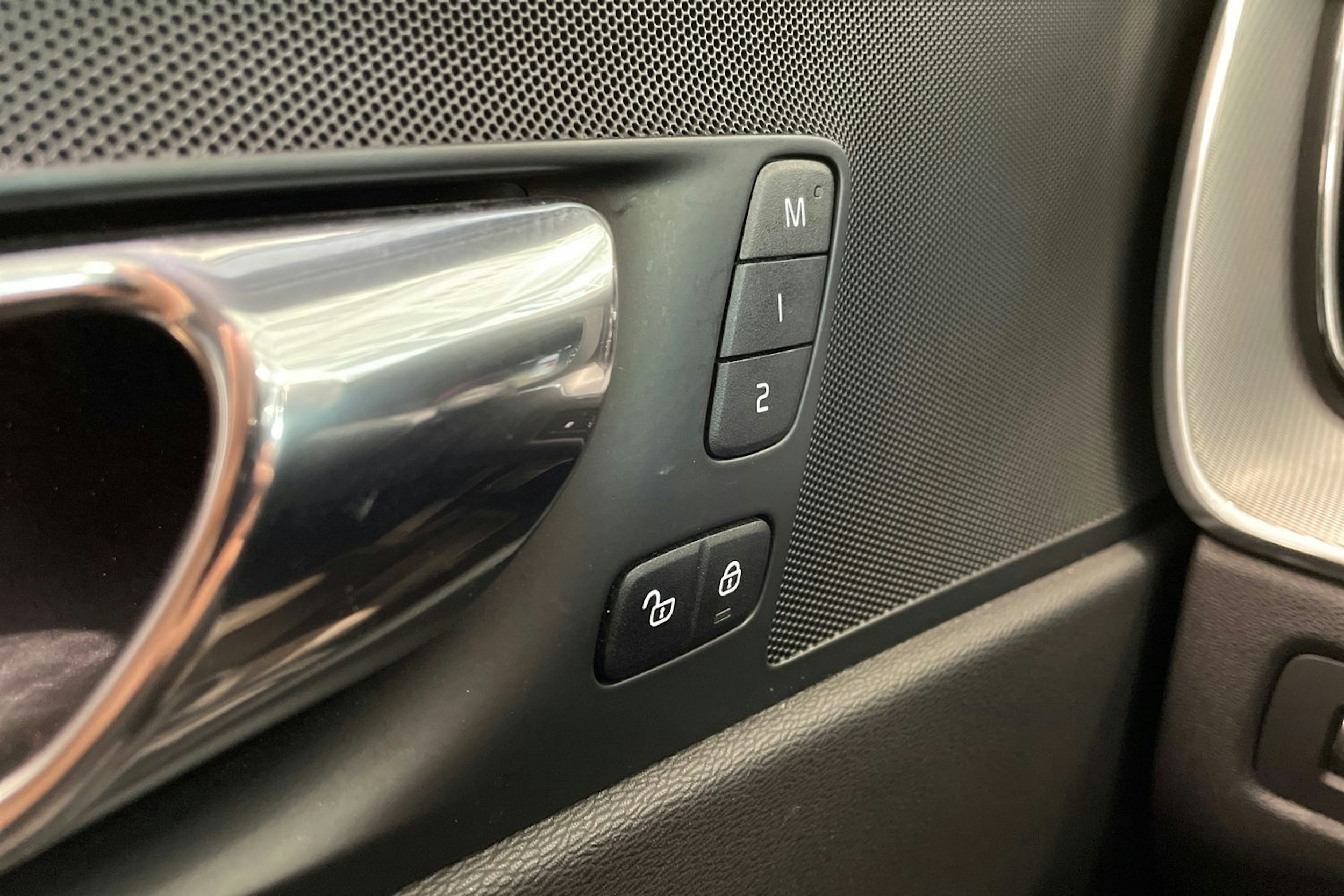 valkoinen Volvo XC60 2018 kuva 22.