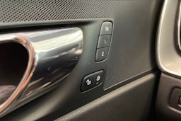 valkoinen Volvo XC60 2018 kuva 22.