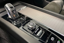 valkoinen Volvo XC60 2018 kuva 23.
