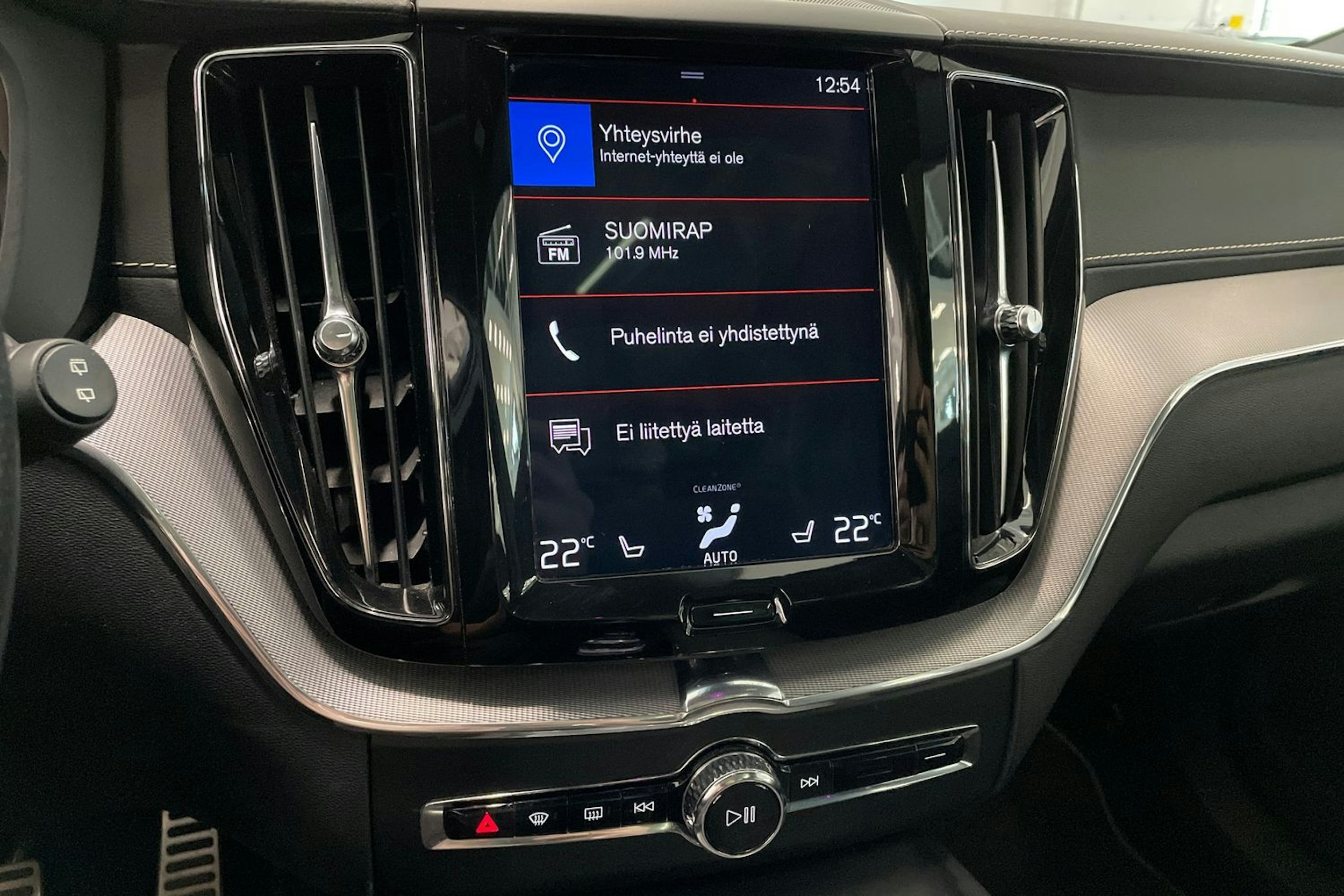 valkoinen Volvo XC60 2018 kuva 24.
