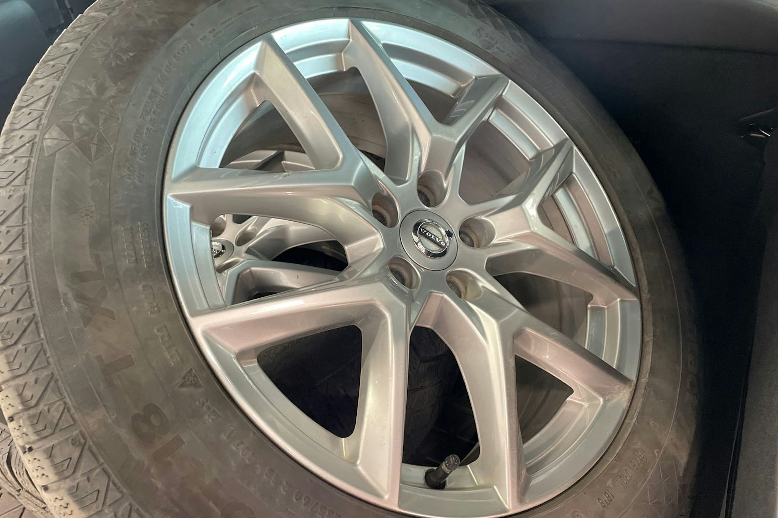 valkoinen Volvo XC60 2018 kuva 28.