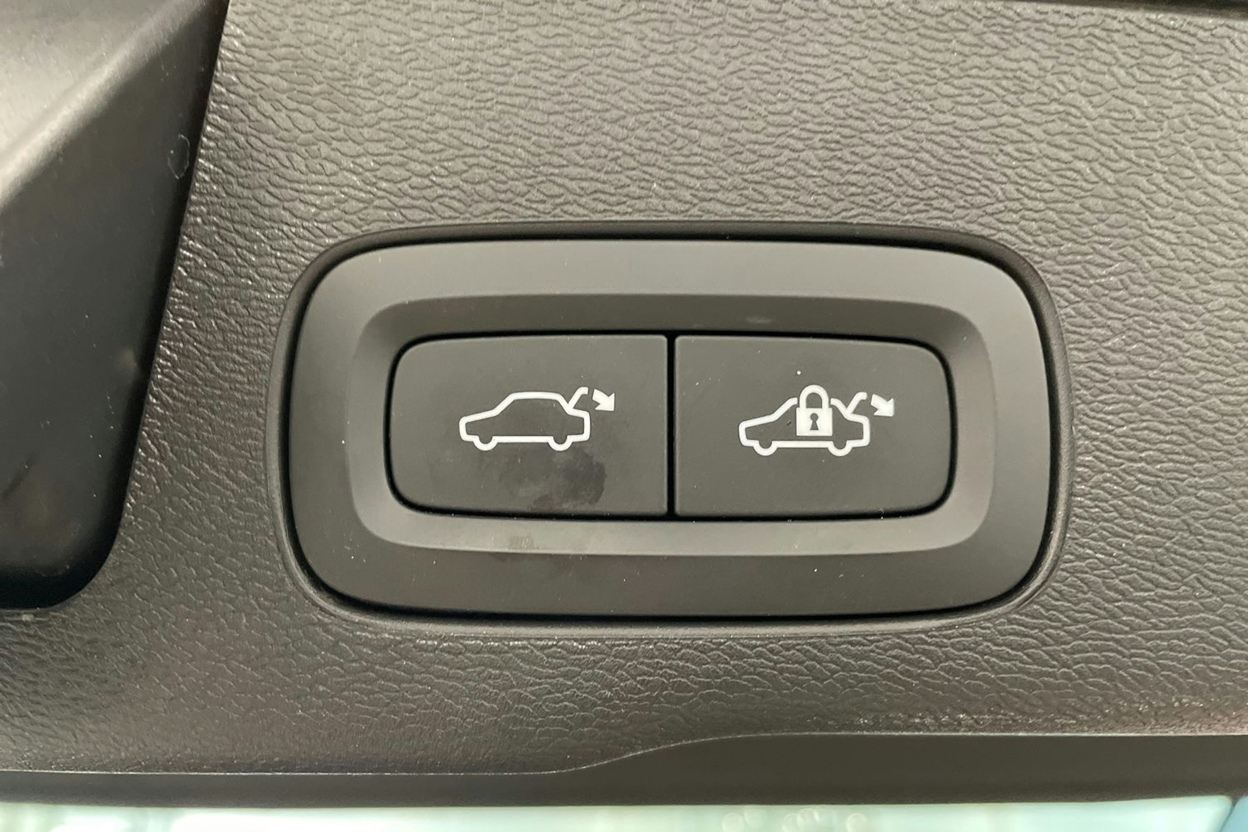valkoinen Volvo XC60 2018 kuva 32.