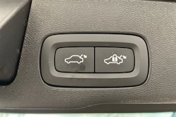 valkoinen Volvo XC60 2018 kuva 32.