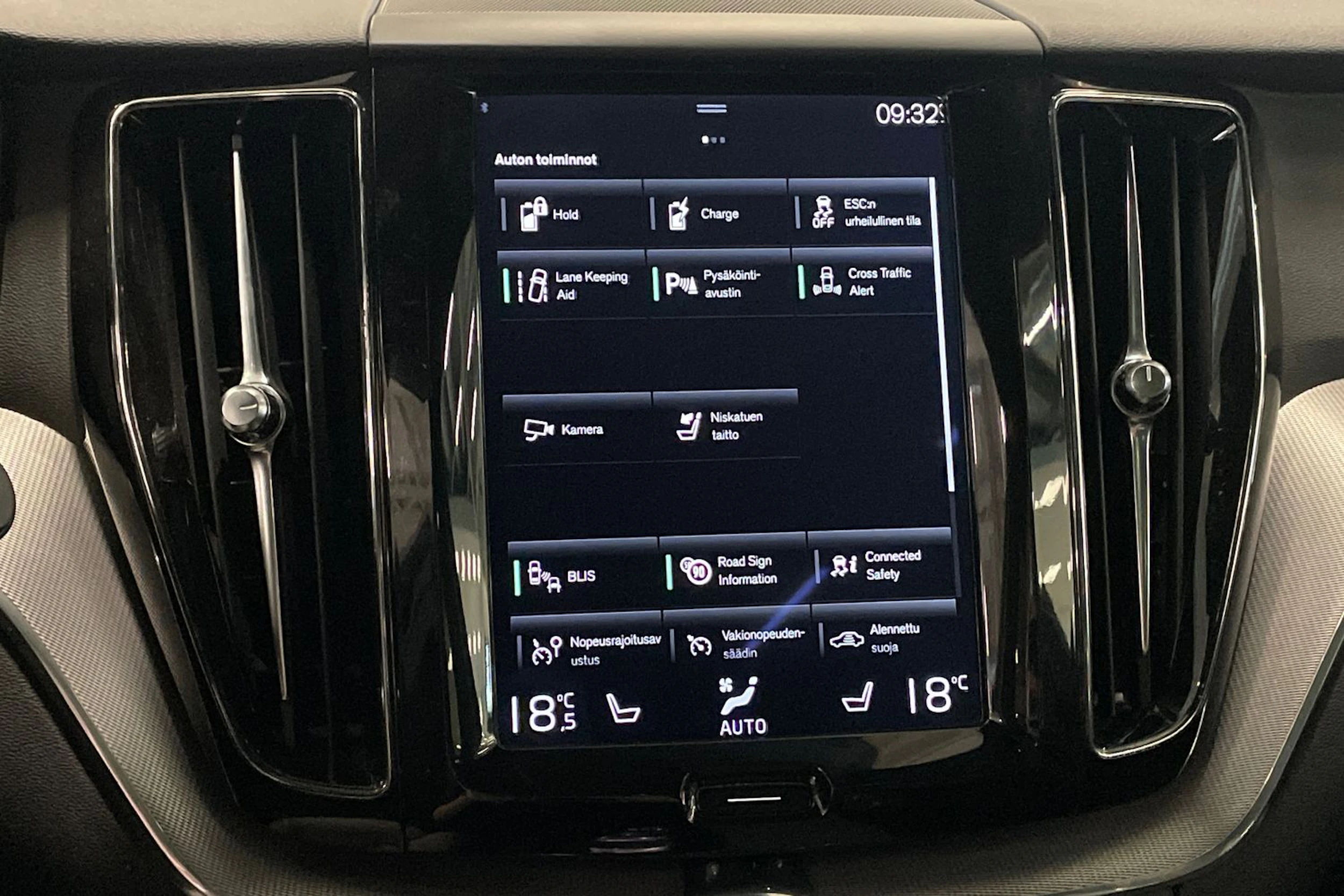 valkoinen Volvo XC60 2018 kuva 22.