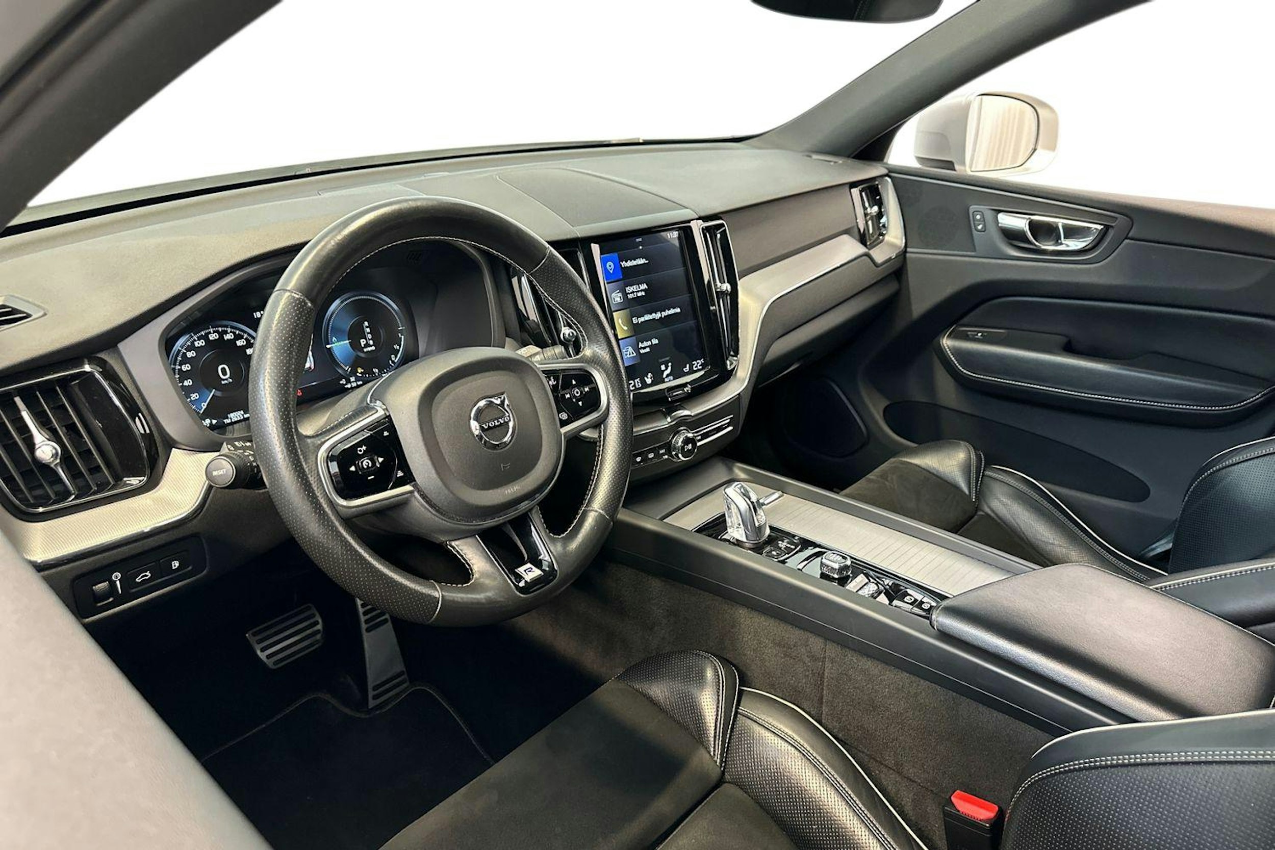 Valkoinen Volvo XC60 2018 kuva 6.