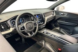 Valkoinen Volvo XC60 2018 kuva 6.