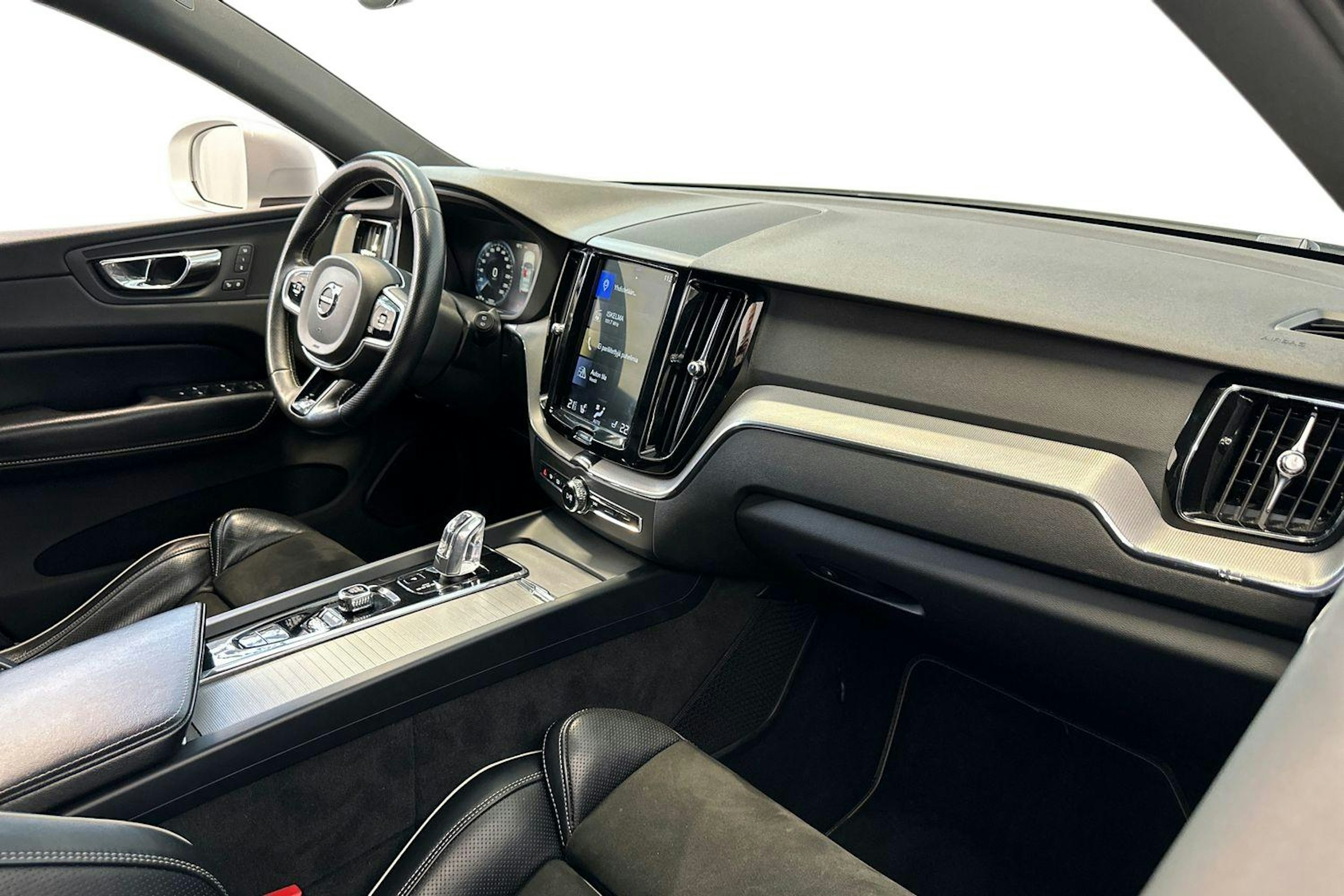 Valkoinen Volvo XC60 2018 kuva 7.