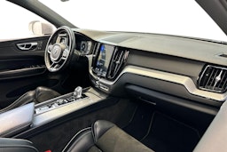 Valkoinen Volvo XC60 2018 kuva 7.