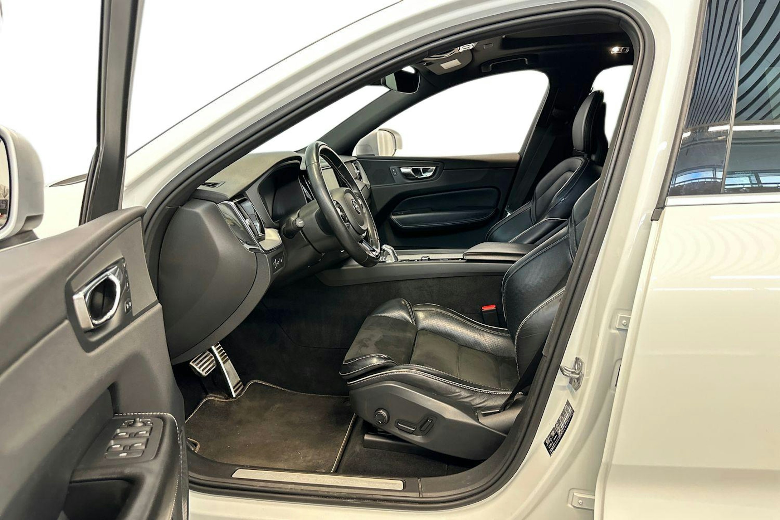 Valkoinen Volvo XC60 2018 kuva 9.