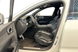 Valkoinen Volvo XC60 2018 kuva 9.