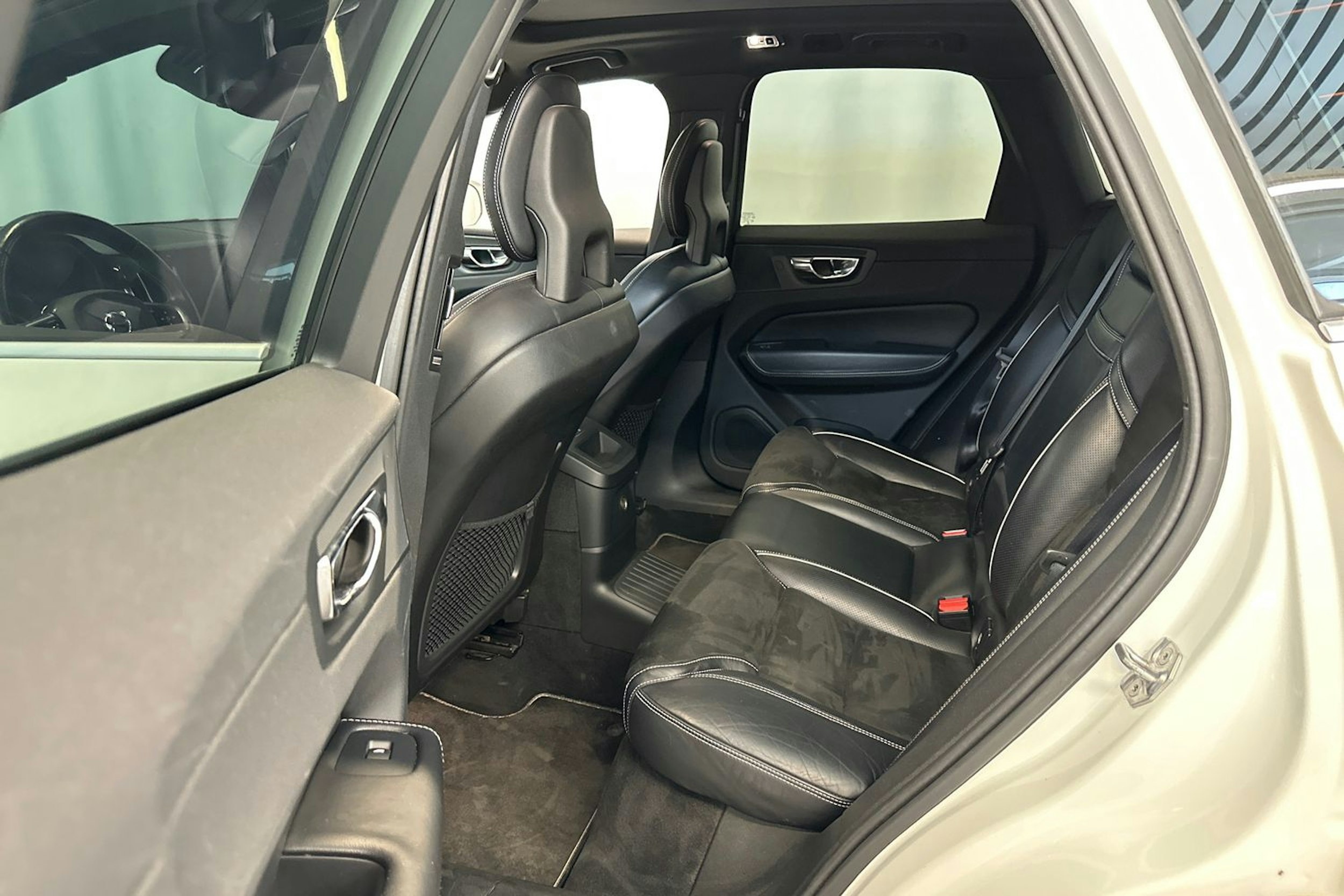 Valkoinen Volvo XC60 2018 kuva 10.