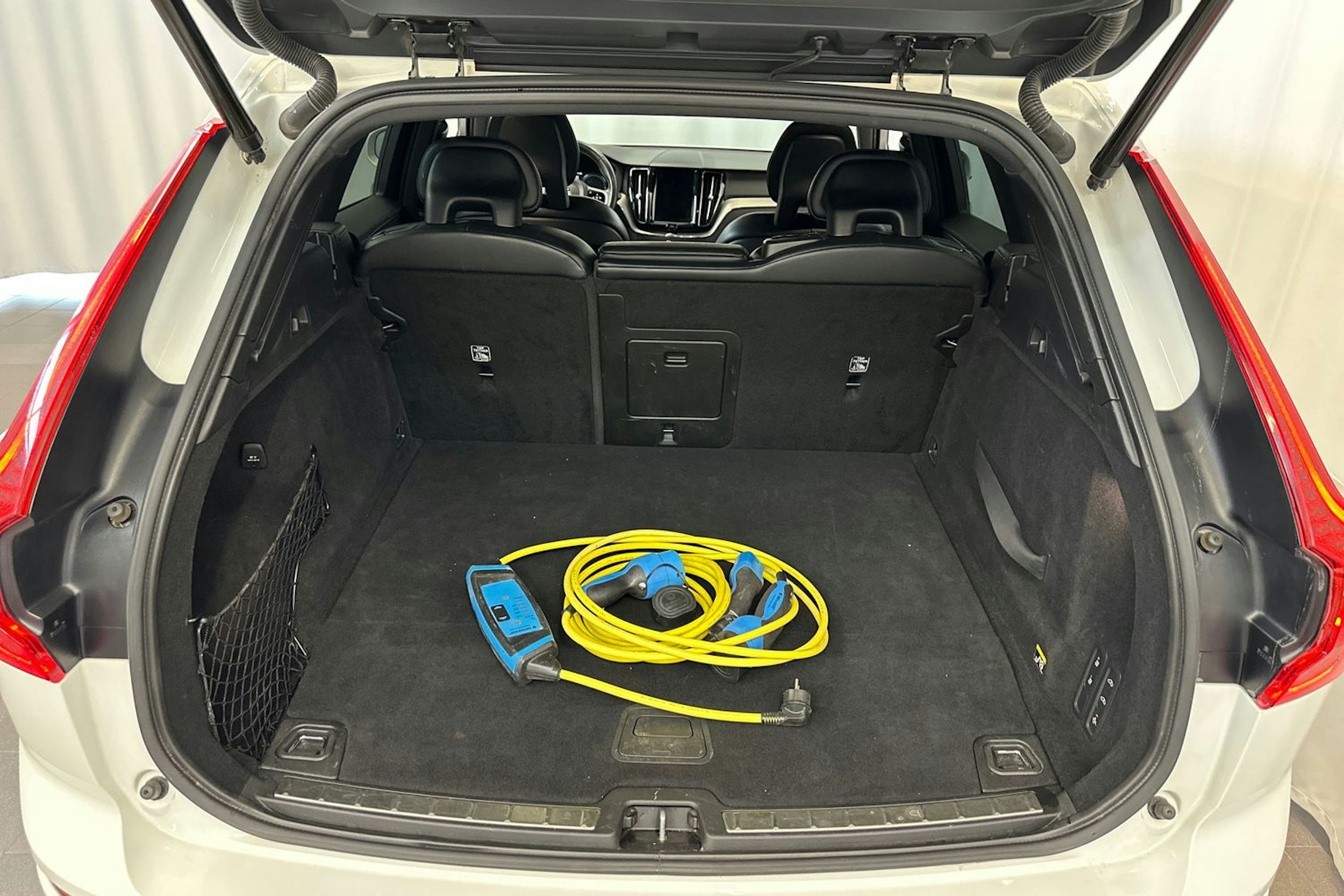 Valkoinen Volvo XC60 2018 kuva 11.