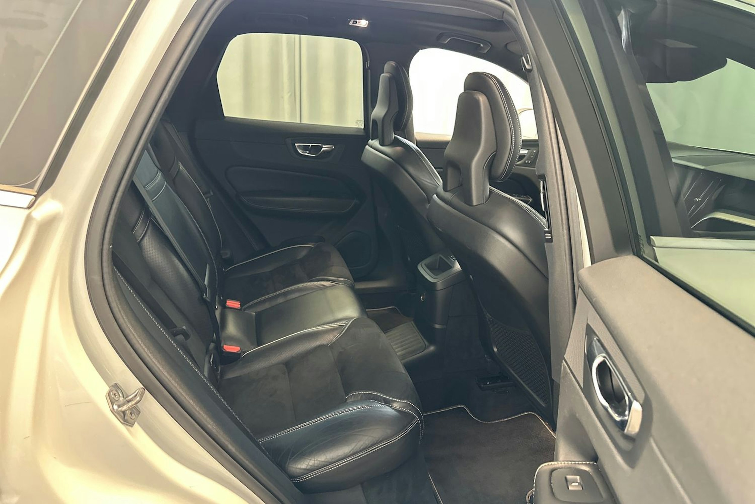 Valkoinen Volvo XC60 2018 kuva 12.