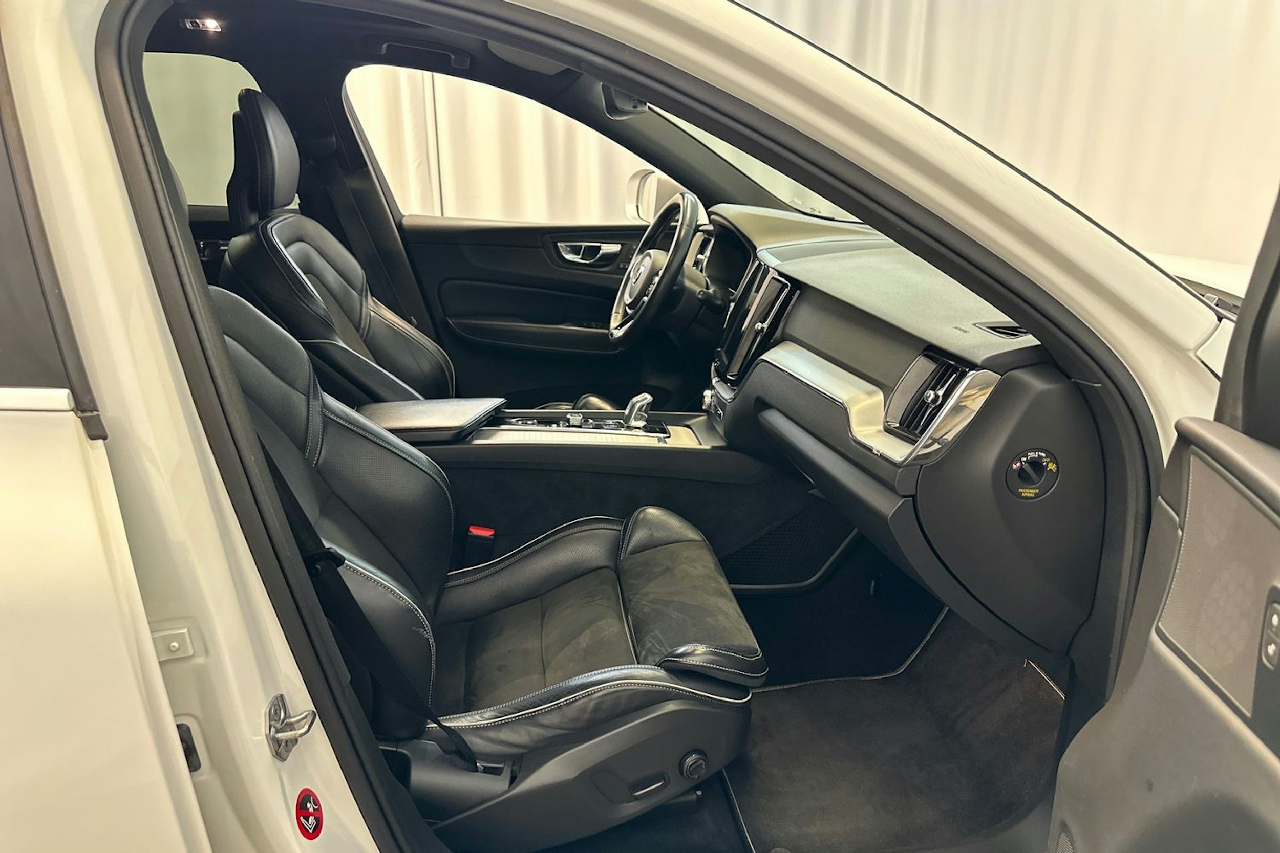 Valkoinen Volvo XC60 2018 kuva 13.