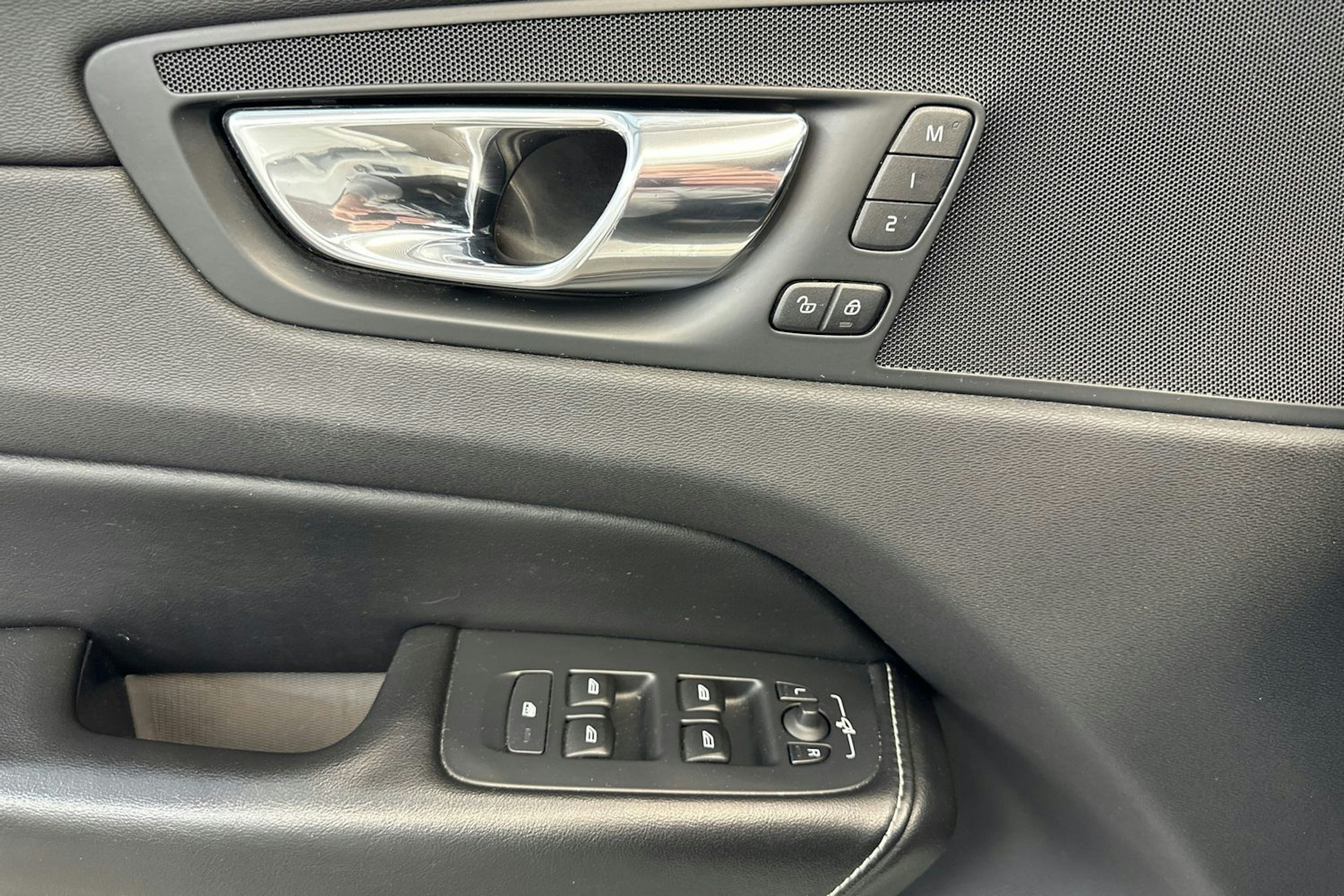 Valkoinen Volvo XC60 2018 kuva 14.