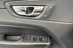 Valkoinen Volvo XC60 2018 kuva 14.