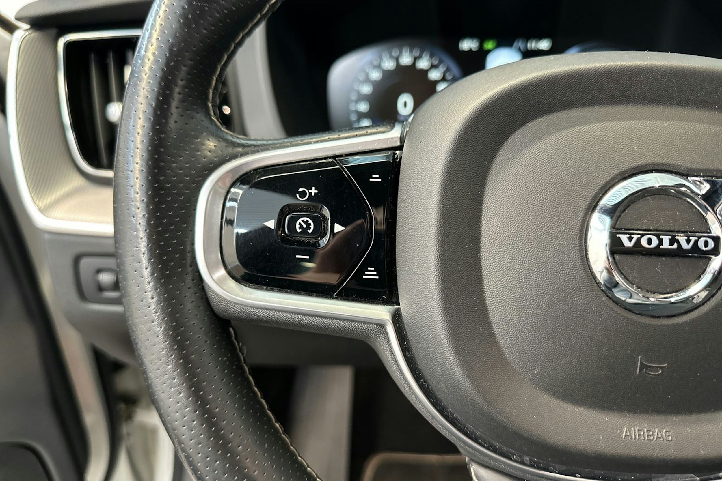 Valkoinen Volvo XC60 2018 kuva 16.