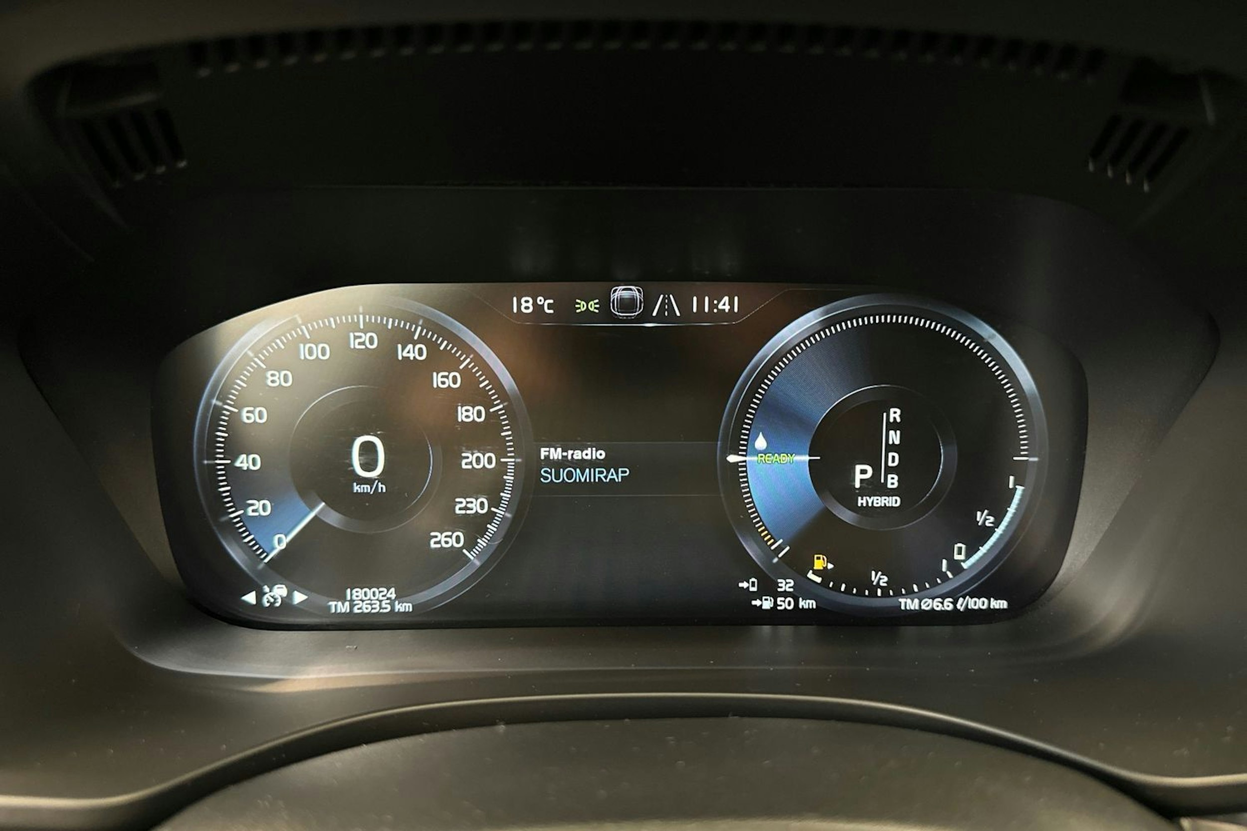 Valkoinen Volvo XC60 2018 kuva 18.