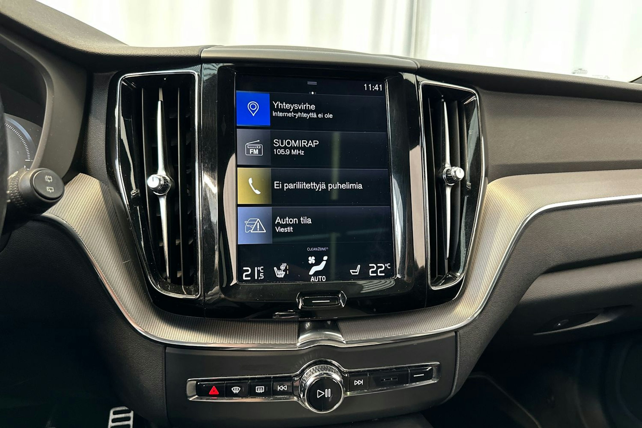 Valkoinen Volvo XC60 2018 kuva 19.