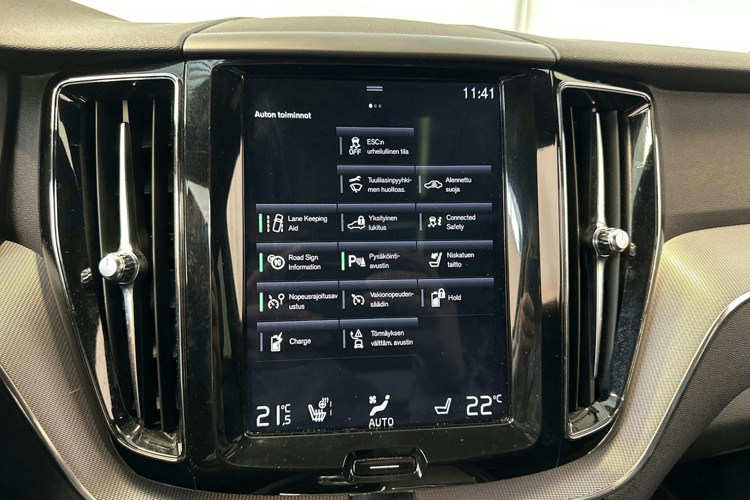 Valkoinen Volvo XC60 2018 kuva 20.