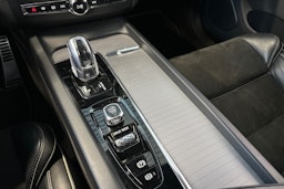 Valkoinen Volvo XC60 2018 kuva 21.