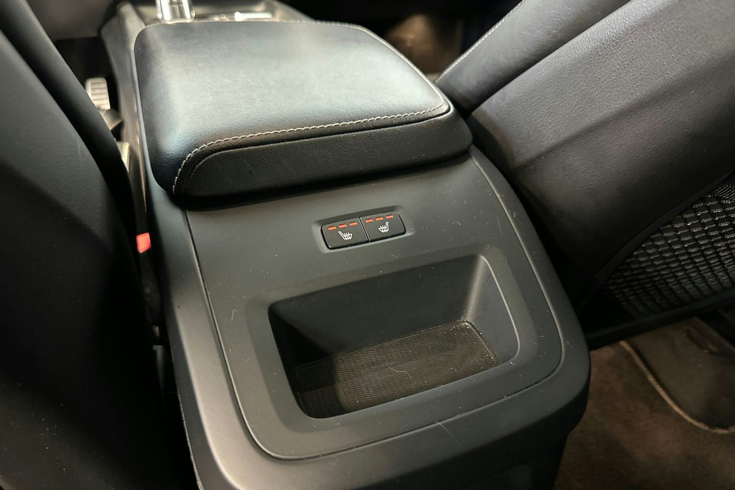 Valkoinen Volvo XC60 2018 kuva 22.