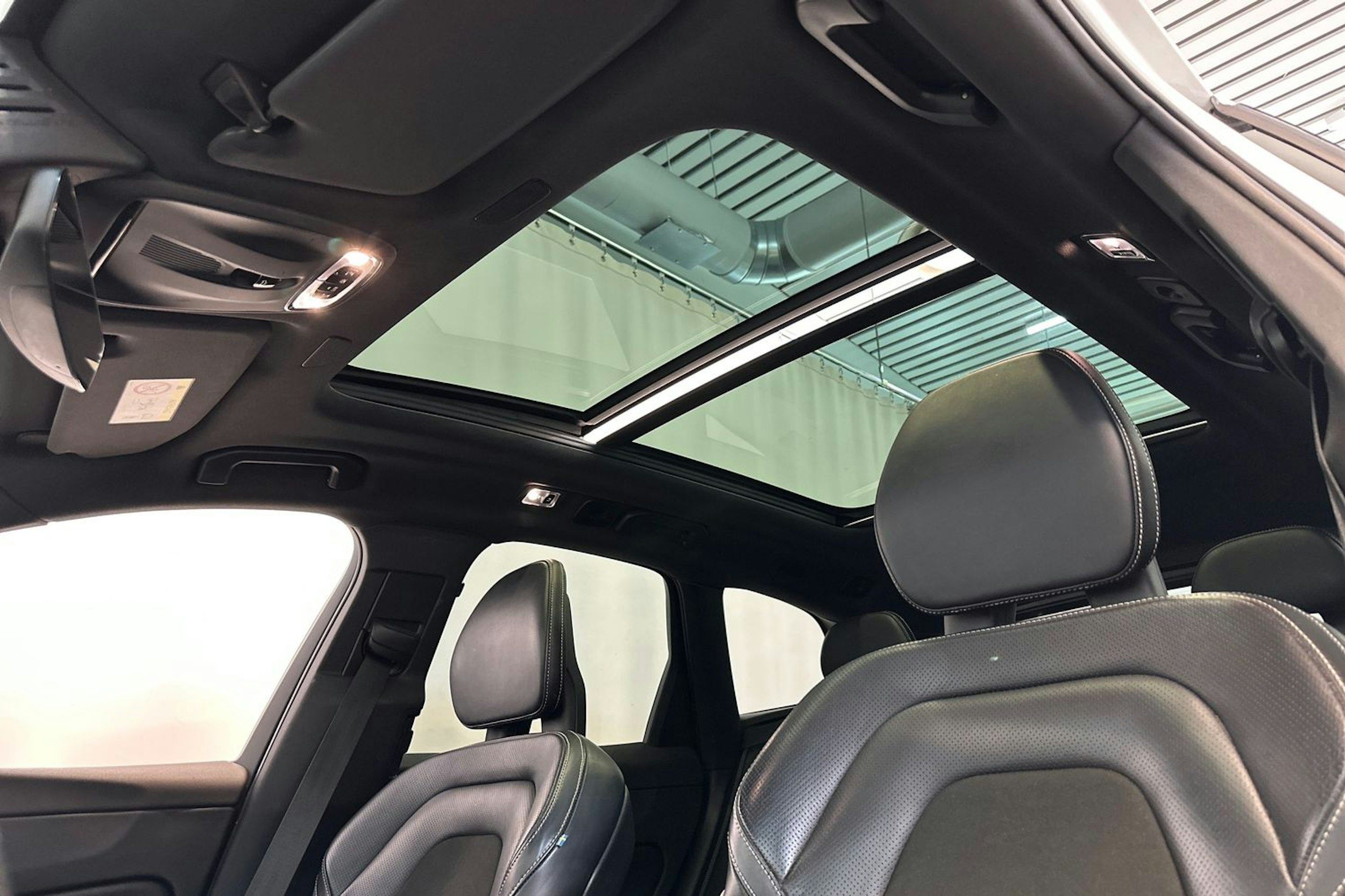 Valkoinen Volvo XC60 2018 kuva 23.